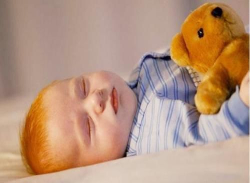 动作|宝宝对妈妈的爱有多深？从睡觉的小动作能看出来，你家娃有几个？