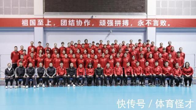 大合影|破案了!女排大合影站C位的人大有来头,谁也不敢“夹带私货”了