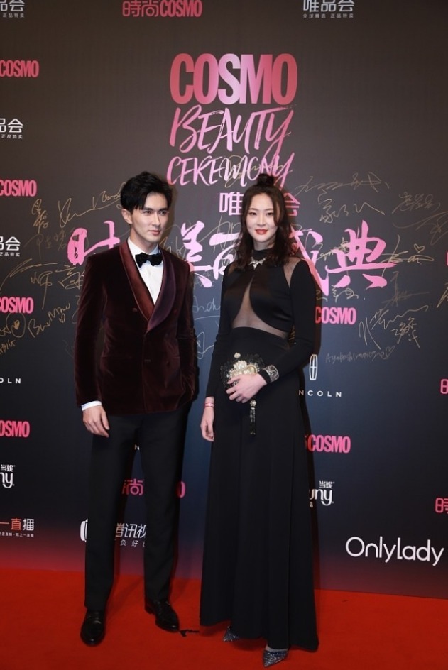 礼服裙|30岁惠若琪的身材被低估了,穿一袭小黑裙亮相凹凸有致,高级优雅