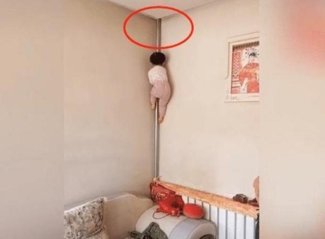 天花板|3岁萌娃“窜天猴”附体，沿暖气管爬上天花板，网友：惹不起