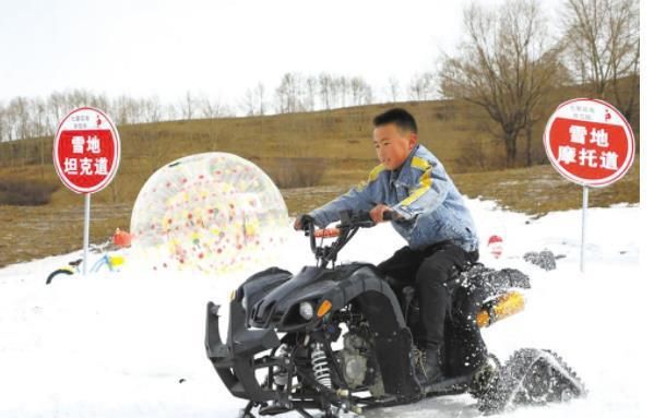 七里花海景区滑雪游乐场游客络绎不绝