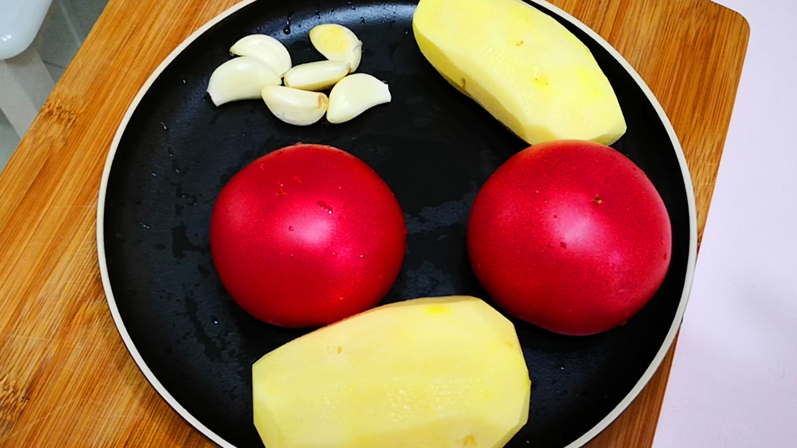 土豆和西红柿一起做,实在太好吃了,我家隔三差五吃,比吃肉还香