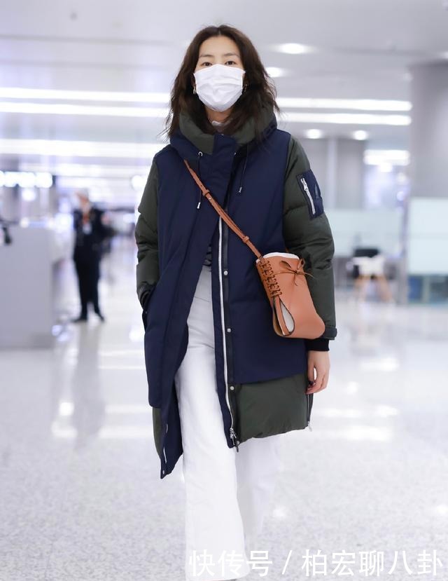 简单|刘雯不愧是超模,穿羽绒服配条纹衫简单随性,普通服装穿出高级范