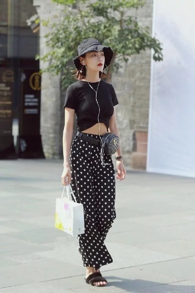 清爽|街拍清爽的白色连衣裙很显优雅气质,尽显小美女曼妙的好身姿