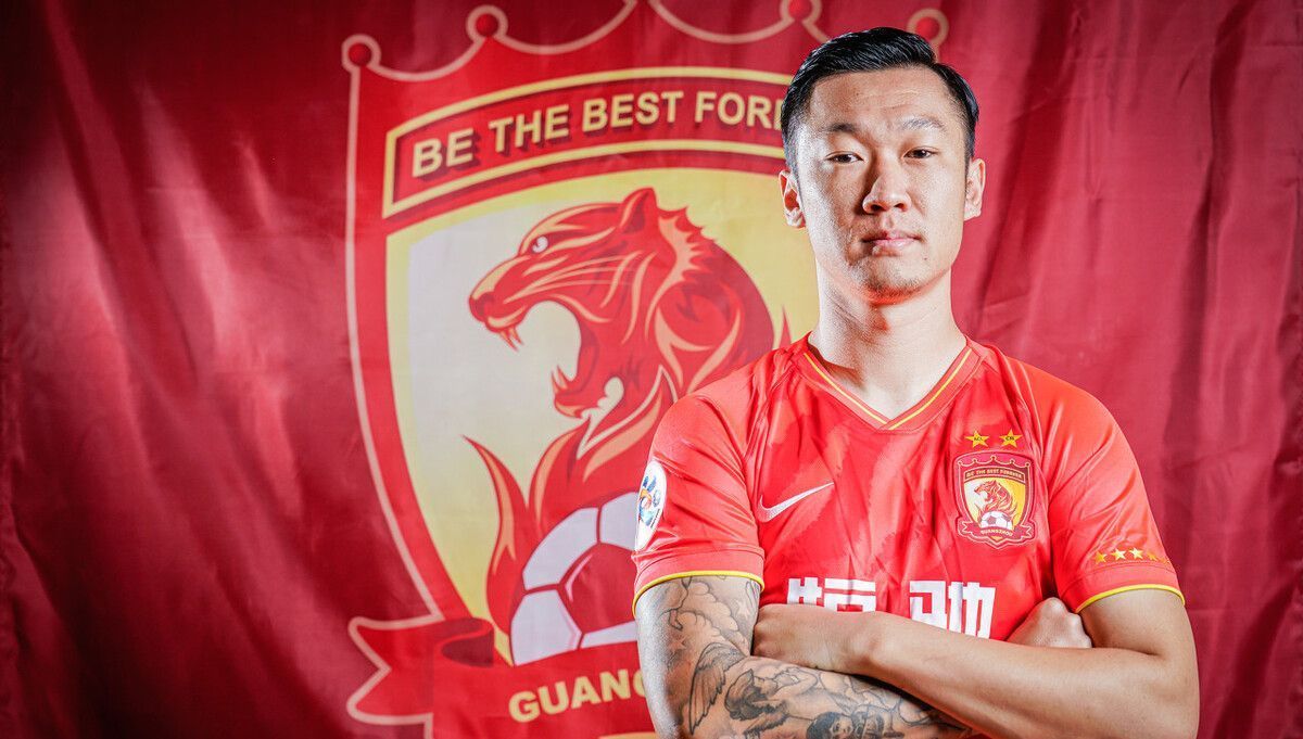中国足球|0-2!徐新被踢回原形,攻防都没有特点,上海海港要吃大亏