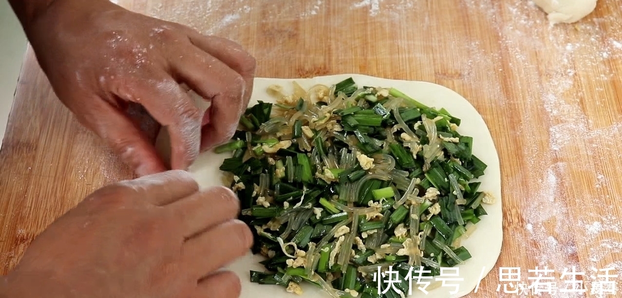 韭菜盒子最好吃的做法，开水一烫，做出来薄皮大馅，太香了