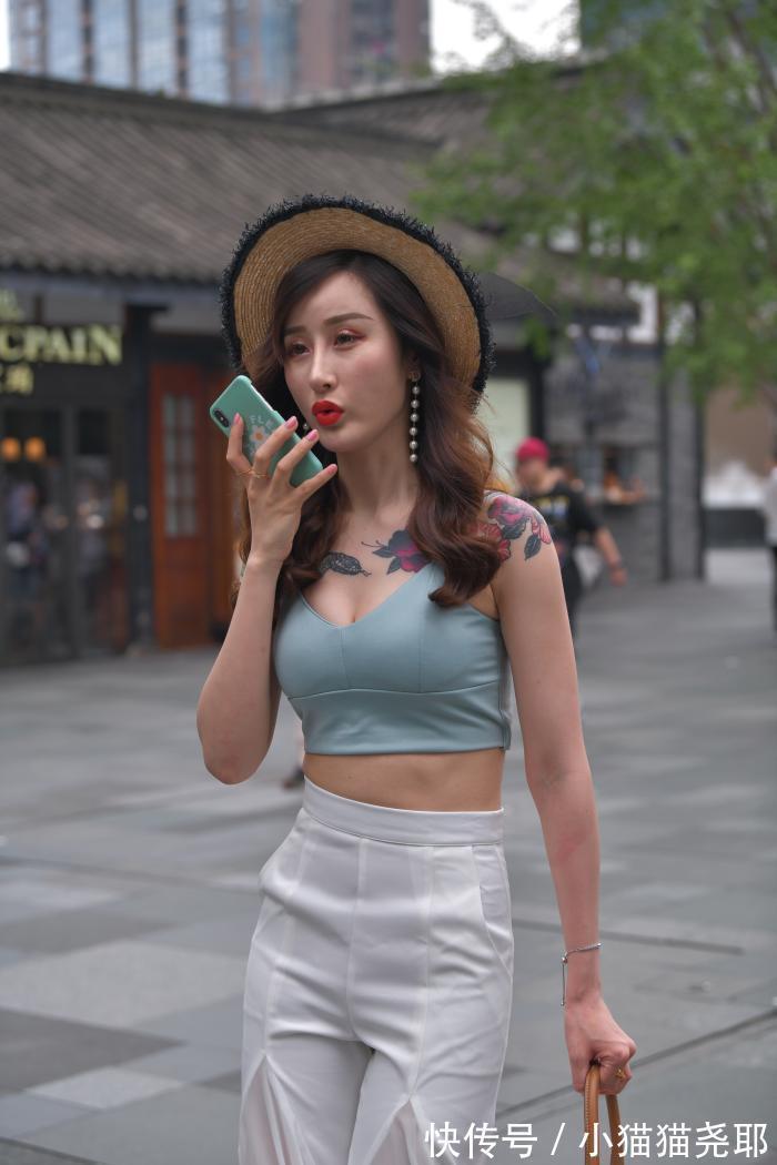 穿搭 吊带搭阔腿裤,波浪秀发优雅的拢在胸前,尽显满满女神范