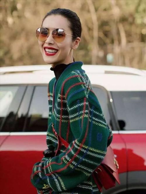 春天穿奶奶衫时，如何避免老气？针织开衫的“穿搭之道”，请知悉