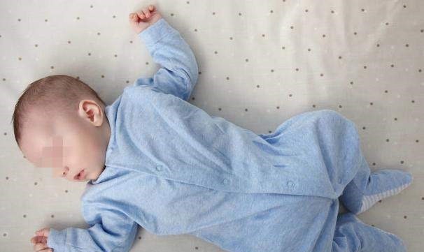 孩子|为什么孩子睡着后，会摆出“投降”的姿势？原因其实很简单