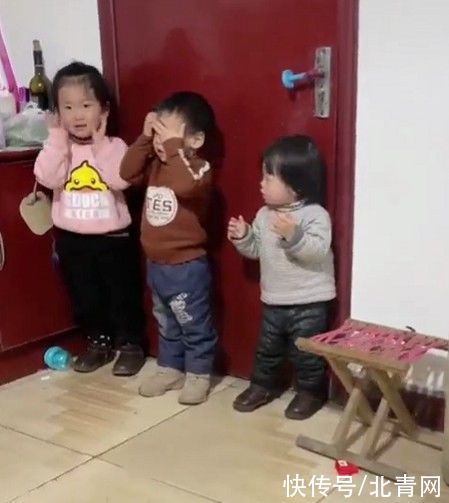 笑岔气！青岛67岁老人玩捉迷藏，披上花棉袄飞檐走壁！最后藏到了这里…