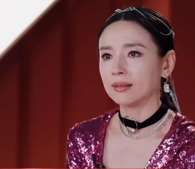 董洁被淘汰以后满眼噙着泪，表达着对《浪姐2》舞台的眷恋与不舍