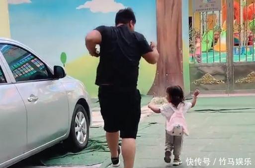 幼儿园|奶爸“颤抖式”送娃上学，网友：娃好可爱，好想抱走她爸爸