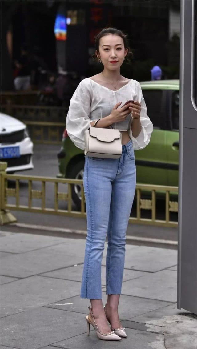 牛仔裤穿搭不落俗套，整体十分干净利落，看起来更加精致有型