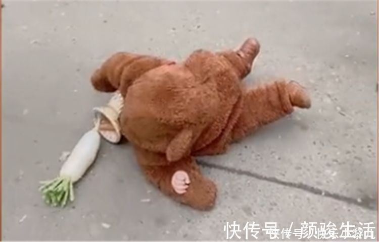 孩子|“熊孩子”获菜场大妈喜爱,送了一个大萝卜,抱起来笑得合不拢嘴