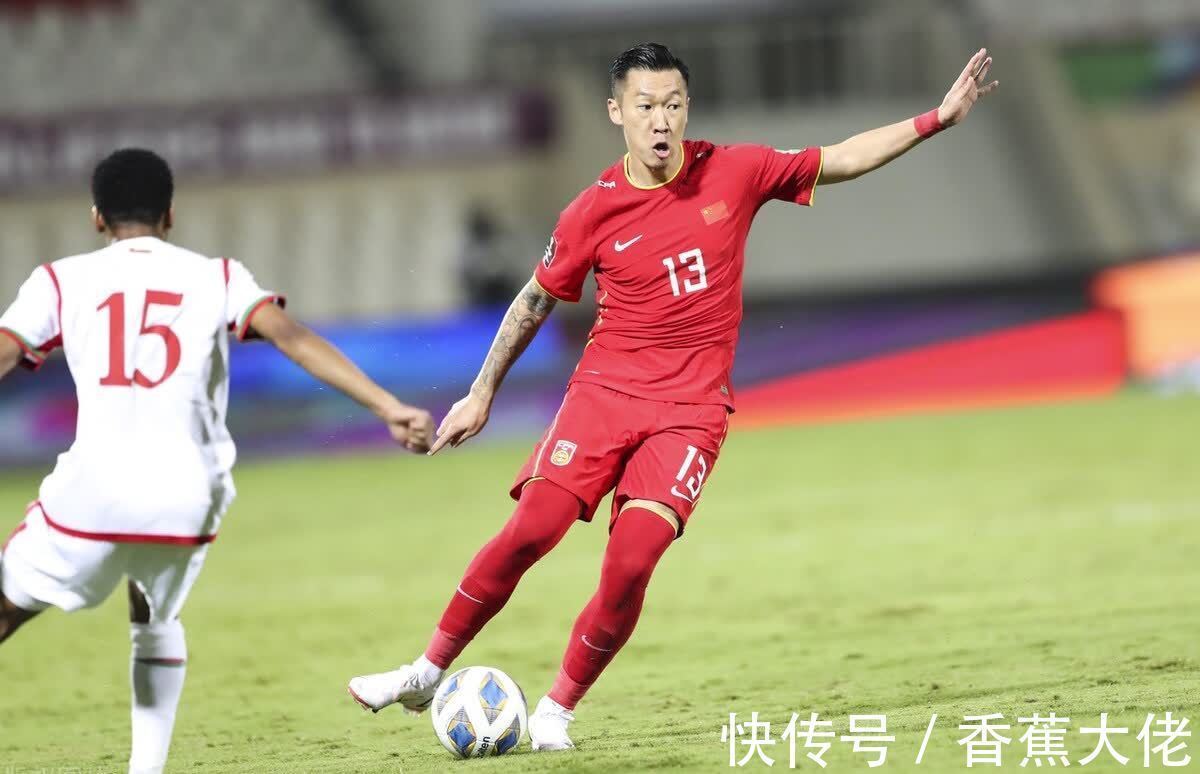 国足|独赞1人+主动找归化交流!李铁现可喜变化,博主:中澳战国足有戏