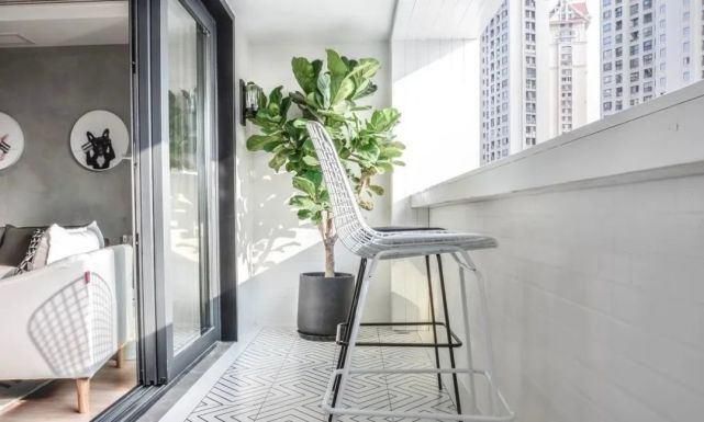 防腐木|越来越多人阳台不铺瓷砖，如今用它来代替，太聪明了