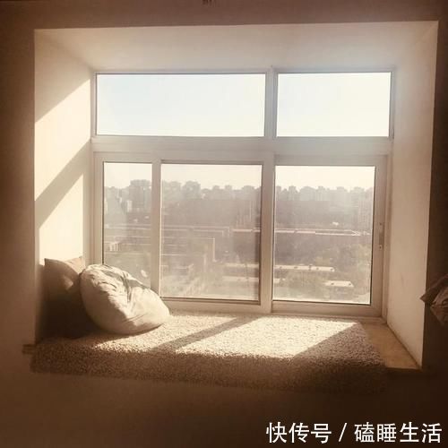 护栏|3岁女儿趴窗台上1小时纹丝不动,爸爸走近后一看,被逗得哭笑不得