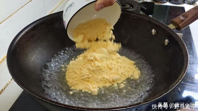 玉米面最好吃做法,开水锅里一倒,瞬间变美味,全家老小都爱吃