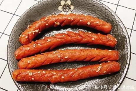 火腿肠别炒着吃了,教你1招,麻辣鲜香外皮焦脆,比小吃摊的还好