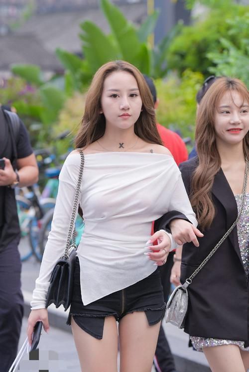 肤白貌美的热裤小姐姐,更能衬托身材美