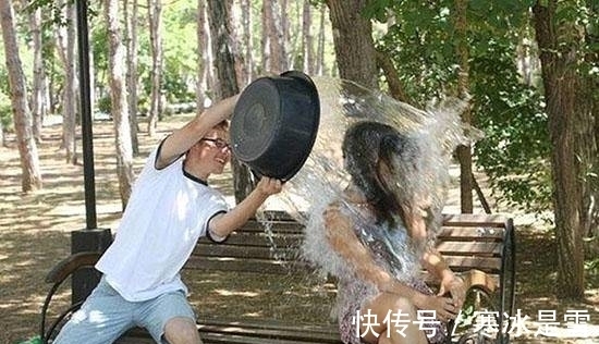 |搞笑图片幽默段子:妹子,你这是在练臂力么,还挺像那么回事的