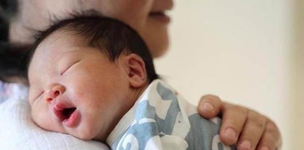 好处|新生儿该怎么睡医生建议抱着睡好处多,但过了这个月份要停止