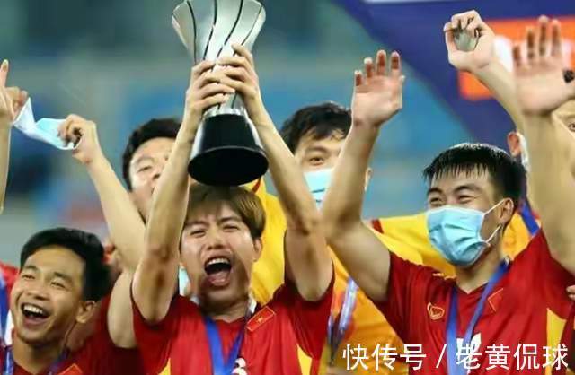 越南队|冰火两重天!中国足球深陷“欠薪泥潭”,越南队夺东南亚U23冠军