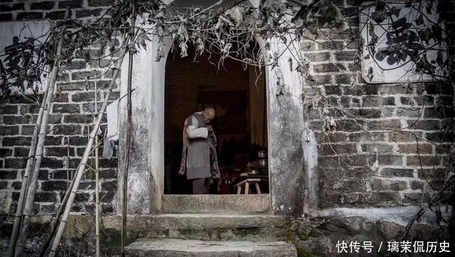 觉定法师：曾割肉救母，用双手修了一座寺庙，一件百衲衣穿43年