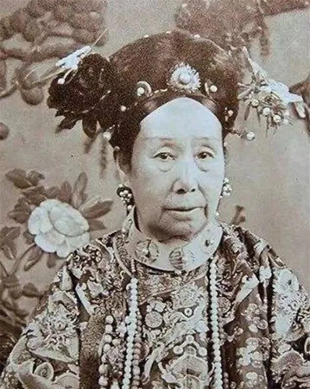 富态|清末老照片：图2女子衣不蔽体，格格们却富态颜值高