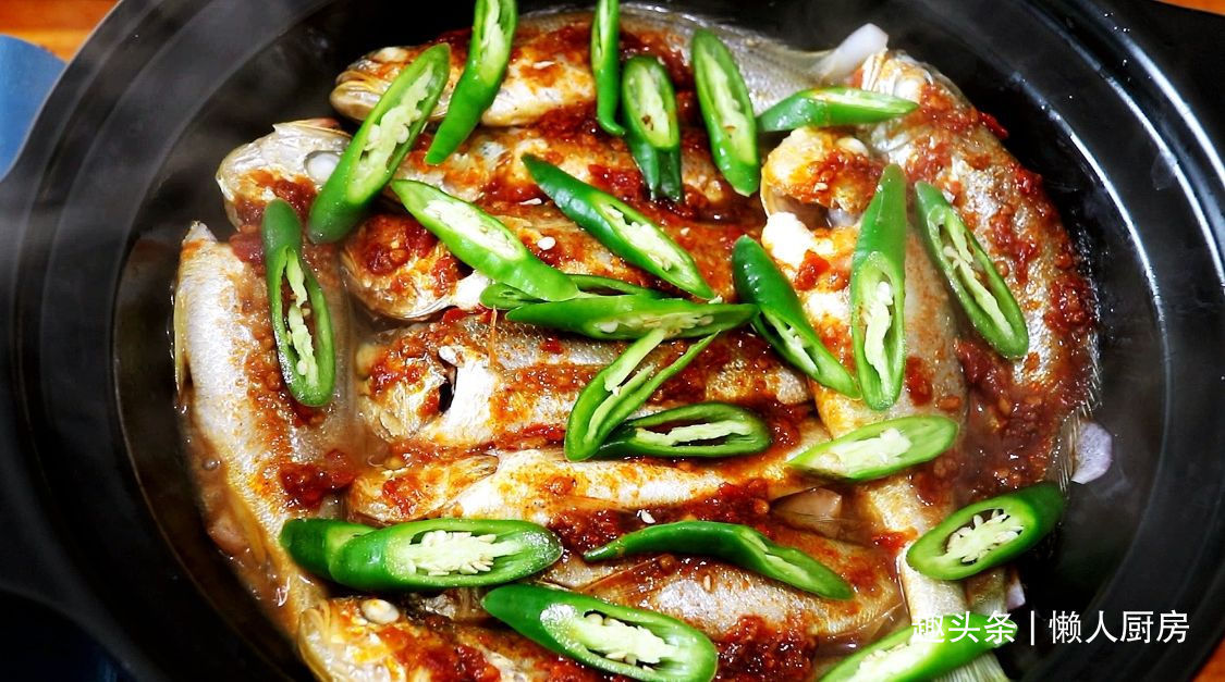 炖煮|这鱼我家隔天吃一次，锅底放这些，不加水炖煮，鱼肉鲜嫩