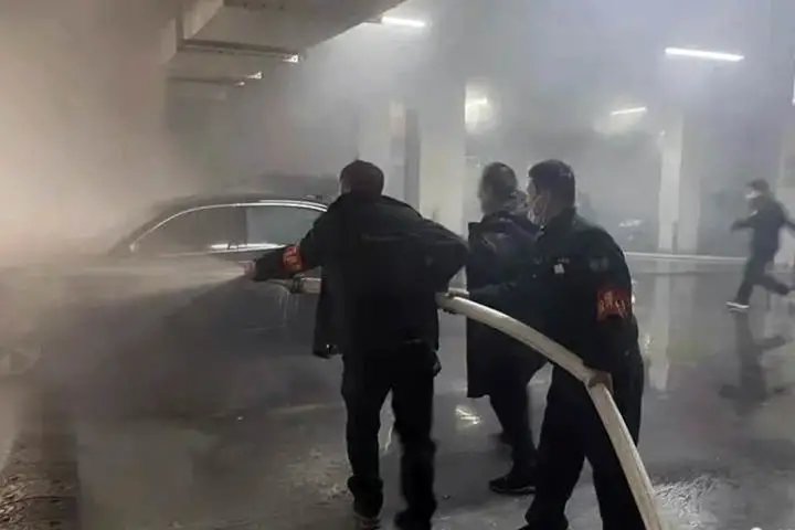 义乌国际商贸城|车自燃，男子提起灭火器就冲过去！看了商城给他们的奖励，太实在