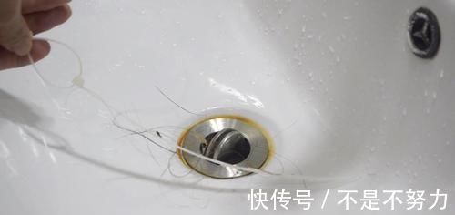 扎带|卫生间放2根塑料扎带,真是厉害了,解决了困扰大家的一个难题