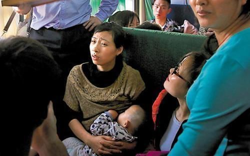 宝妈在公交车上给娃喂奶,旁边一男子的善意举动,赢得全车人点赞