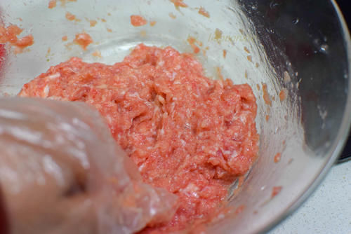 猪肉和豆腐的神仙搭配，不需要很多调味料，简单一煮超鲜美