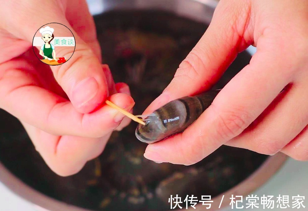 鲜虾|煮白灼虾时，沸水下锅就错了，大厨教你一招，虾肉鲜嫩多汁又不腥