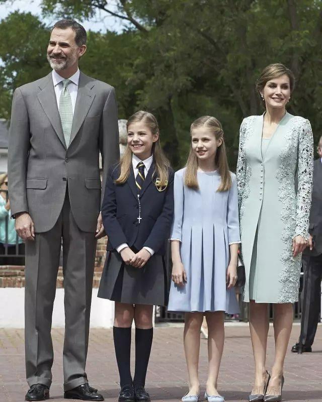 印花连衣裙|西班牙公主莱昂诺尔真会穿，无袖印花连衣裙清新减龄，娇俏甜美