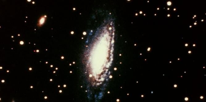 科学家 科学家发现宇宙最大天体,直径近45亿公里,亮度是太阳1000万倍