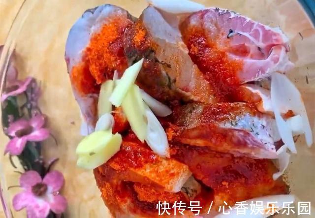 手把手教你自制砂锅鱼，鱼肉鲜香无腥味，30分钟就出锅