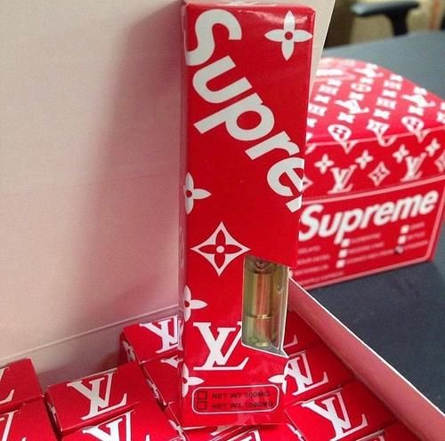 威富公司|正版Supreme终于要来中国了？别急，最快也要到2022年