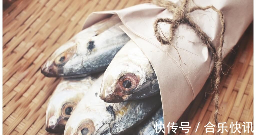 钙质|鱼是骨质疏松的帮凶?医生警告:3种鱼肉常吃,铁骨也扛不住