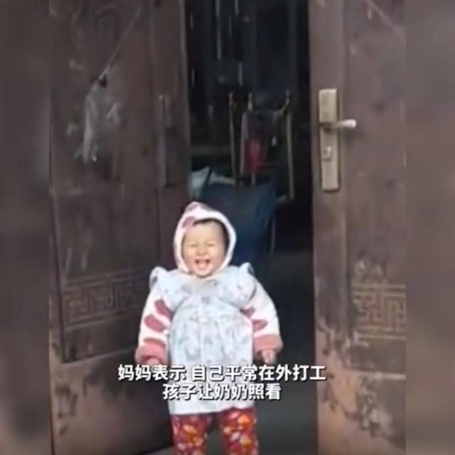 妈妈|留守宝宝守在门口迎接妈妈惹人心疼，网友：苦了妈妈也苦了孩子！