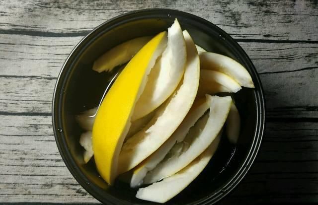 这种水果,皮比肉宝贵多了,可惜很多人不懂,总把它当垃圾丢掉