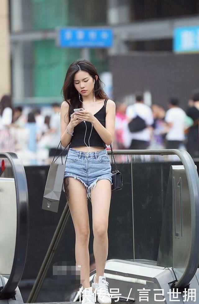 路人街拍淡红色休闲衫搭配黑色牛仔裤，清爽大