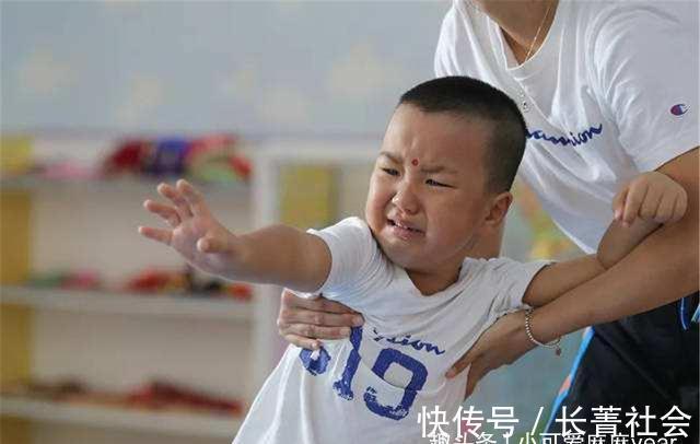 幼儿园|幼儿园老师坦言：第一天上幼儿园不哭的孩子，大都出自这些类家庭