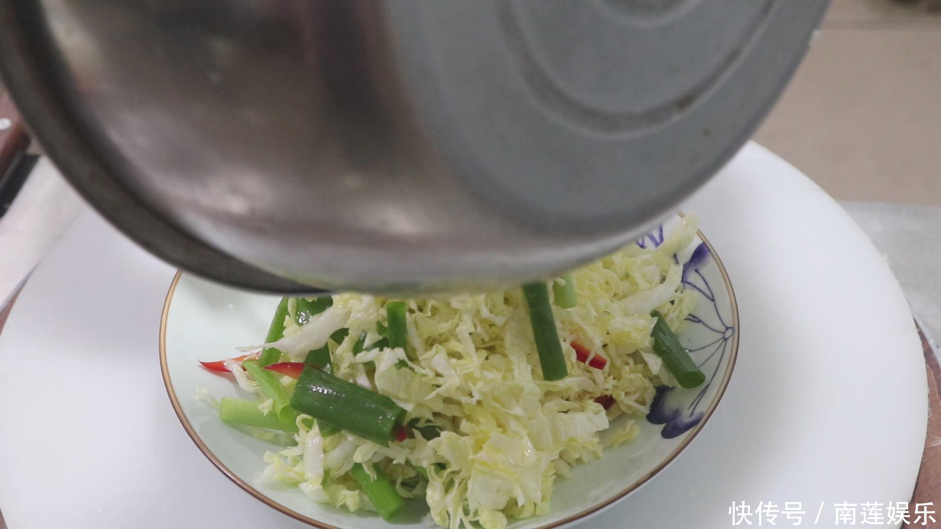  大厨教你“凉拌白菜心”做法，清脆爽口，酸爽开胃，非常适合下酒