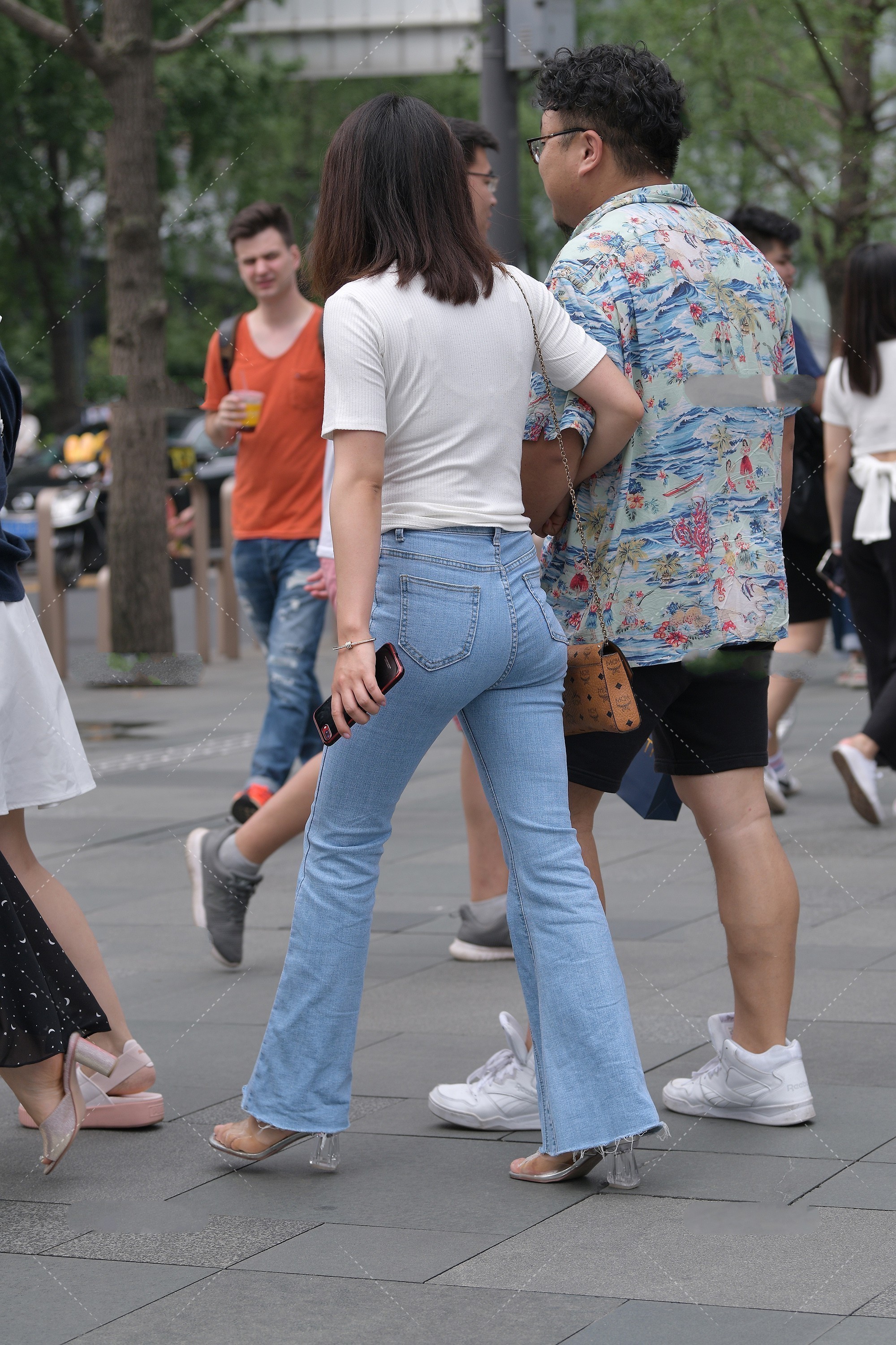 高跟鞋|白色短袖搭配蓝色直筒裤, 浅色搭配显得整个人很年轻