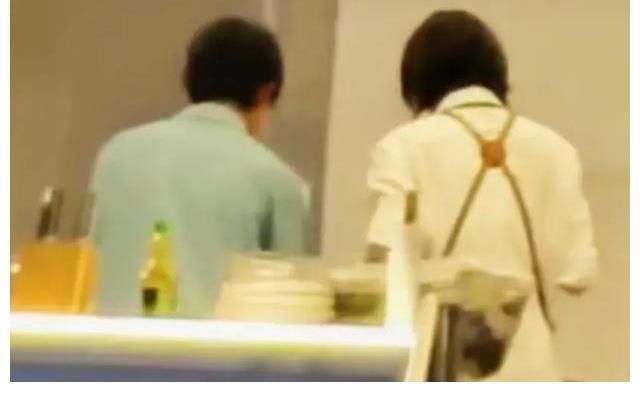 采購|丁真與周也采購后，又被拍到與姚安娜逛超市，兩人體型差以為看錯