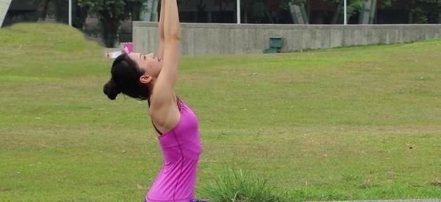 瑜伽体式|舒张你的筋骨,尝尝这几个行动,在家就能练