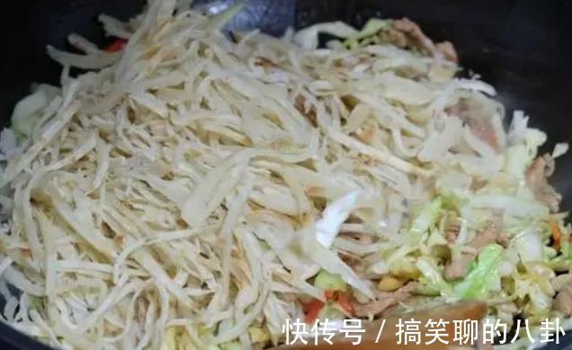 炒饼丝|夏天太热，做份炒饼丝，简单省事，分享详细做法和窍门，喷香好吃