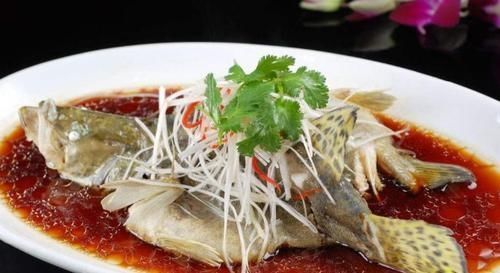 清蒸鱼时,有人放盐,有人放生抽,厨师长:都不放!教你正确做法